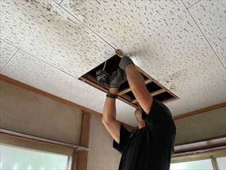 天井の修復作業